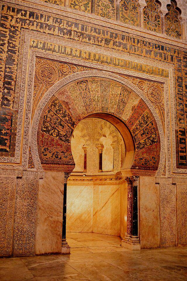Masjid Cordoba (unsplash.com/Girl with red hat)
