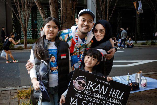 7 Potret Gilang Juragan 99 Ikut Tokyo Marathon 2025, Boyong Keluarga