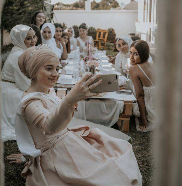 ilustrasi sedang selfie (Pexels.com/Azra Tuba Demir)
