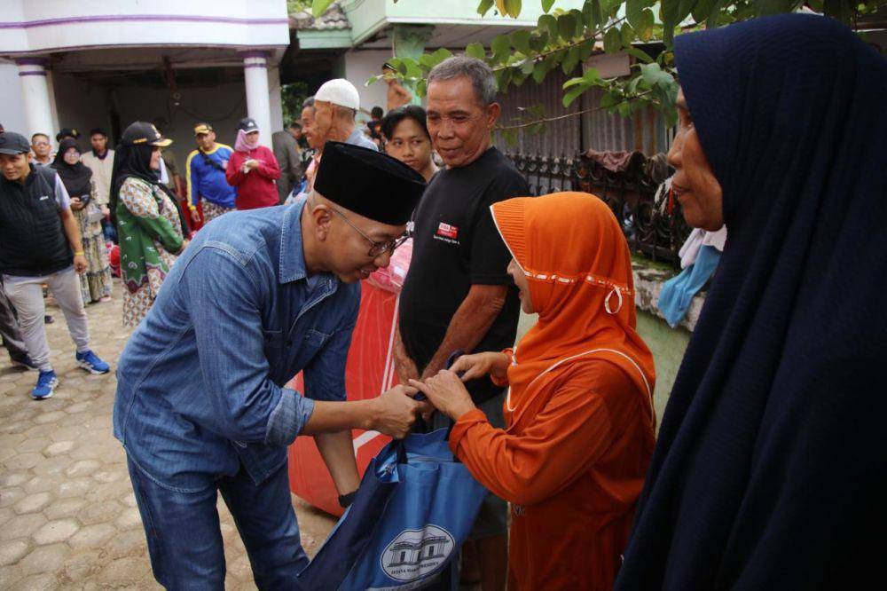 Gubernur Lampung, Rahmat Mirzani Djausal saat memberikan bantuan ke warga. (IDN Times/istimewa)