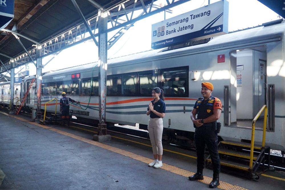 Seorang pegawai KAI memberikan salam kepada calon penumpang kereta api di Stasiun Tawang Semarang. (IDN Times/Dok Humas Daop 4 Semarang)