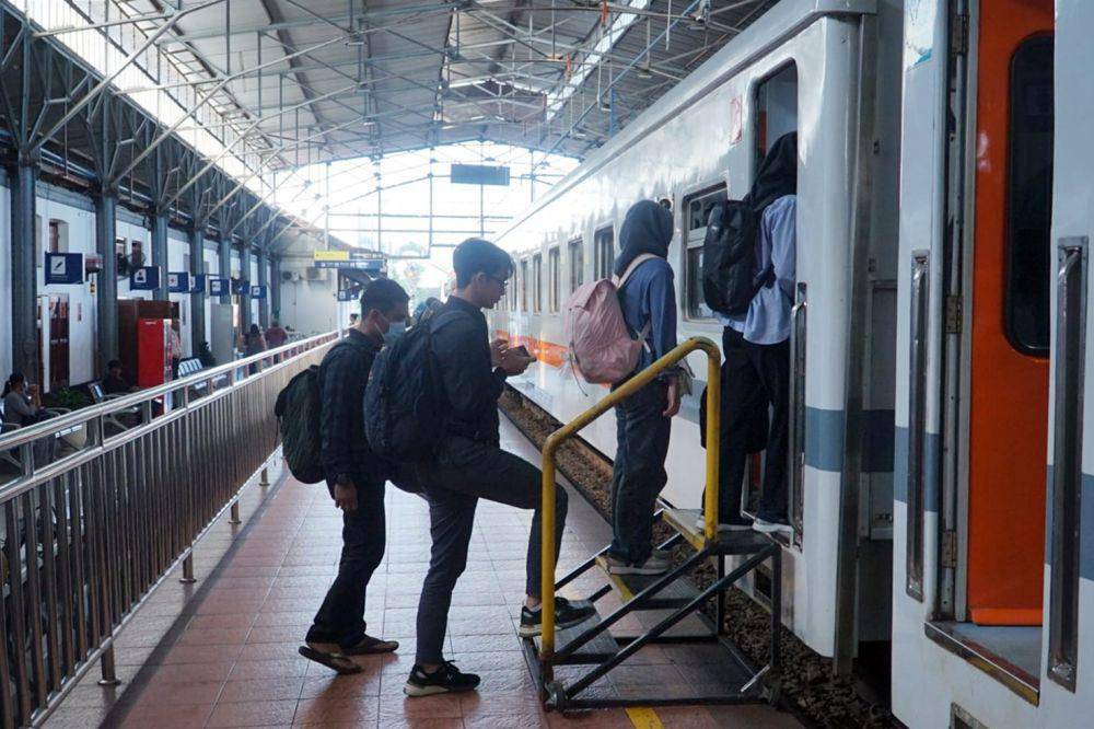 Sejumlah penumpang kereta api memasuki gerbong yang akan berangkat. (IDN Times/Dok Humas Daop 4 Semarang)
