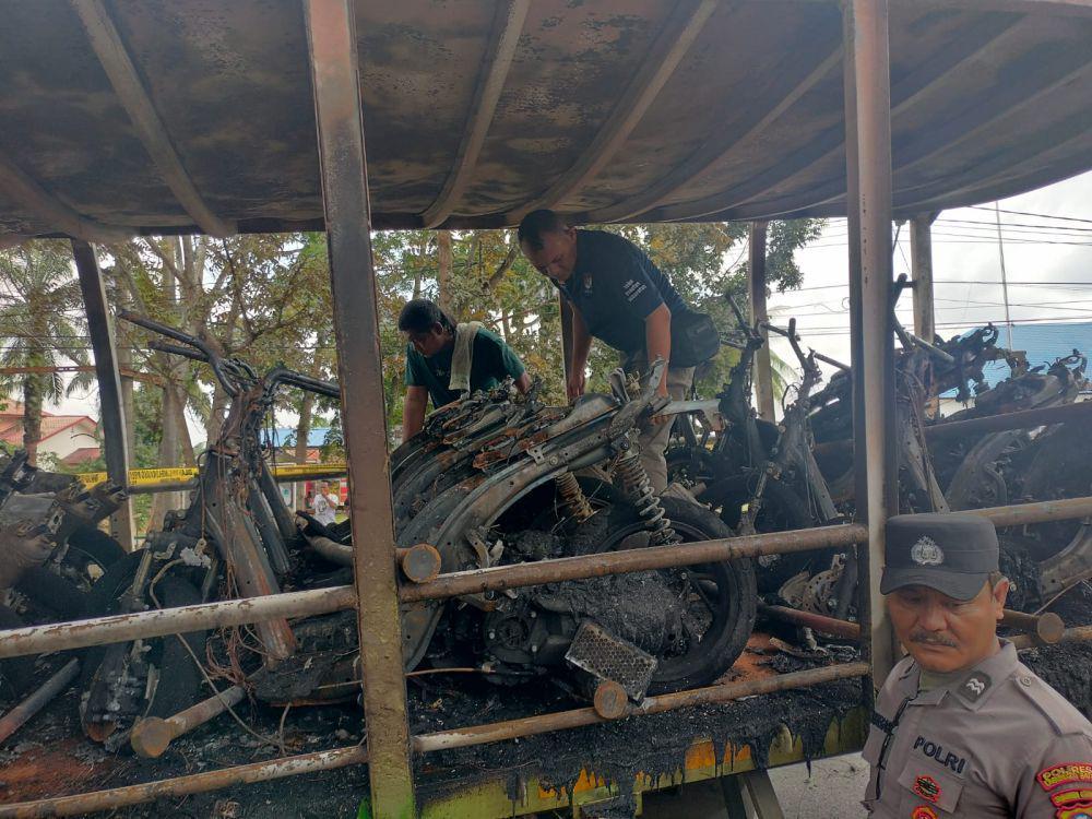Truk Pengangkut 46 Motor di Labusel Terbakar, Jalan dengan Kobaran Api