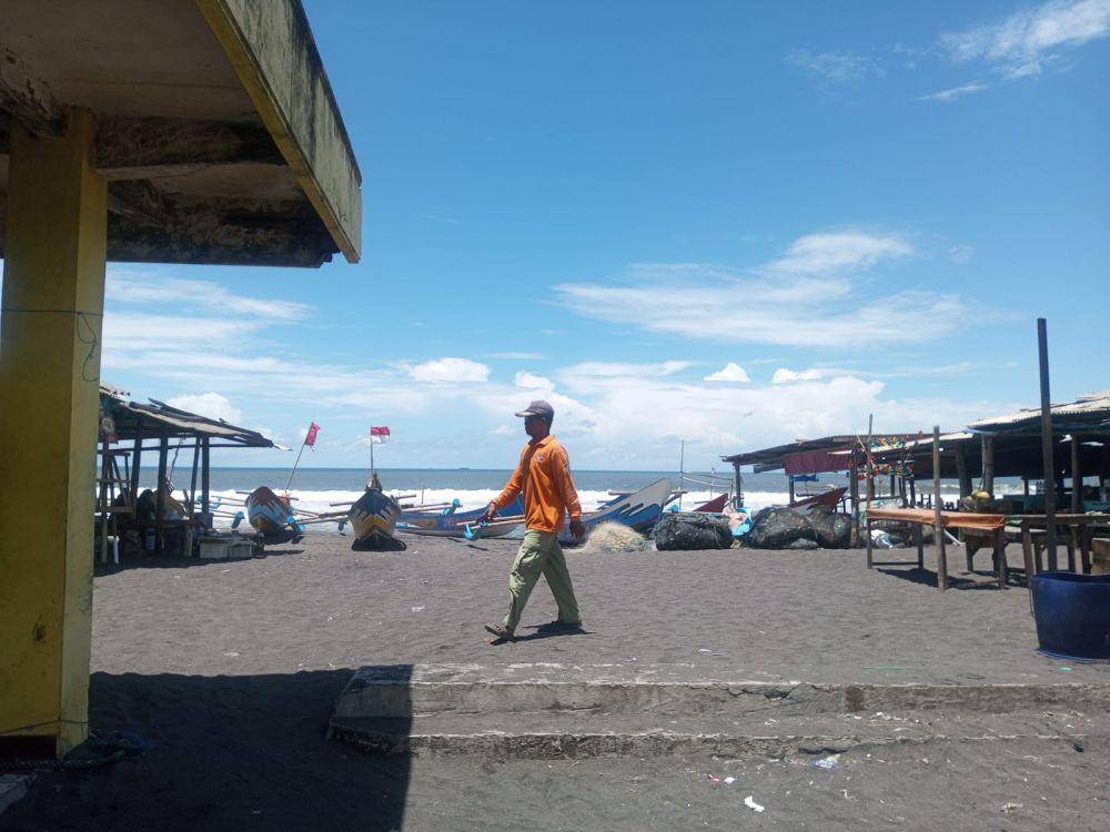 Objek wisata Pantai Depok Bantul yang sepi saat Ramadan.(IDN Times/Daruwaskita)