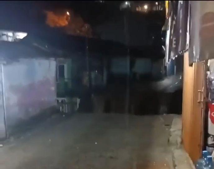 Jembatan terbelah di Puncak Bogor, Minggu (2/2/2025). (Tangkapan video di media sosial).
