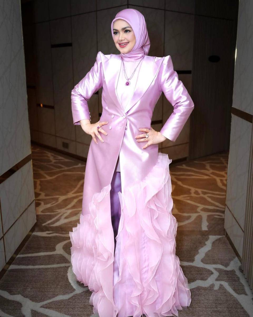 potret ide busana pesta muslimah serba pink ala Siti Nurhaliza (instagram.com/ctdk)