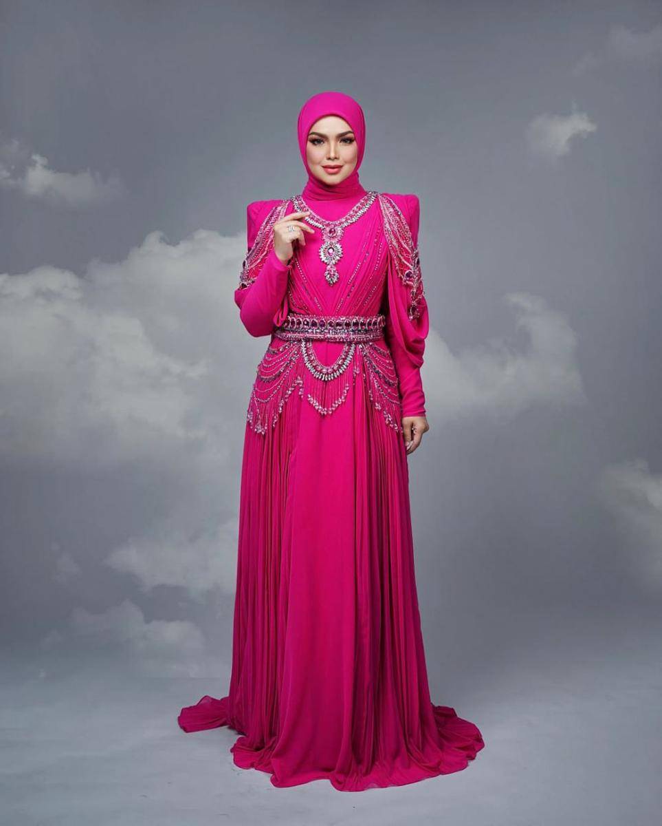 potret ide busana pesta muslimah serba pink ala Siti Nurhaliza (instagram.com/ctdk)