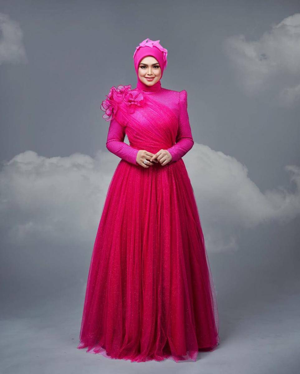 potret ide busana pesta muslimah serba pink ala Siti Nurhaliza (instagram.com/ctdk)
