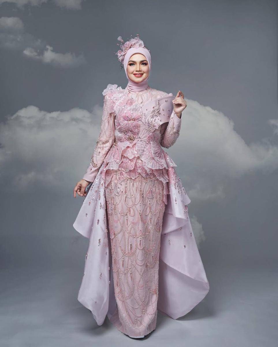 potret ide busana pesta muslimah serba pink ala Siti Nurhaliza (instagram.com/ctdk)