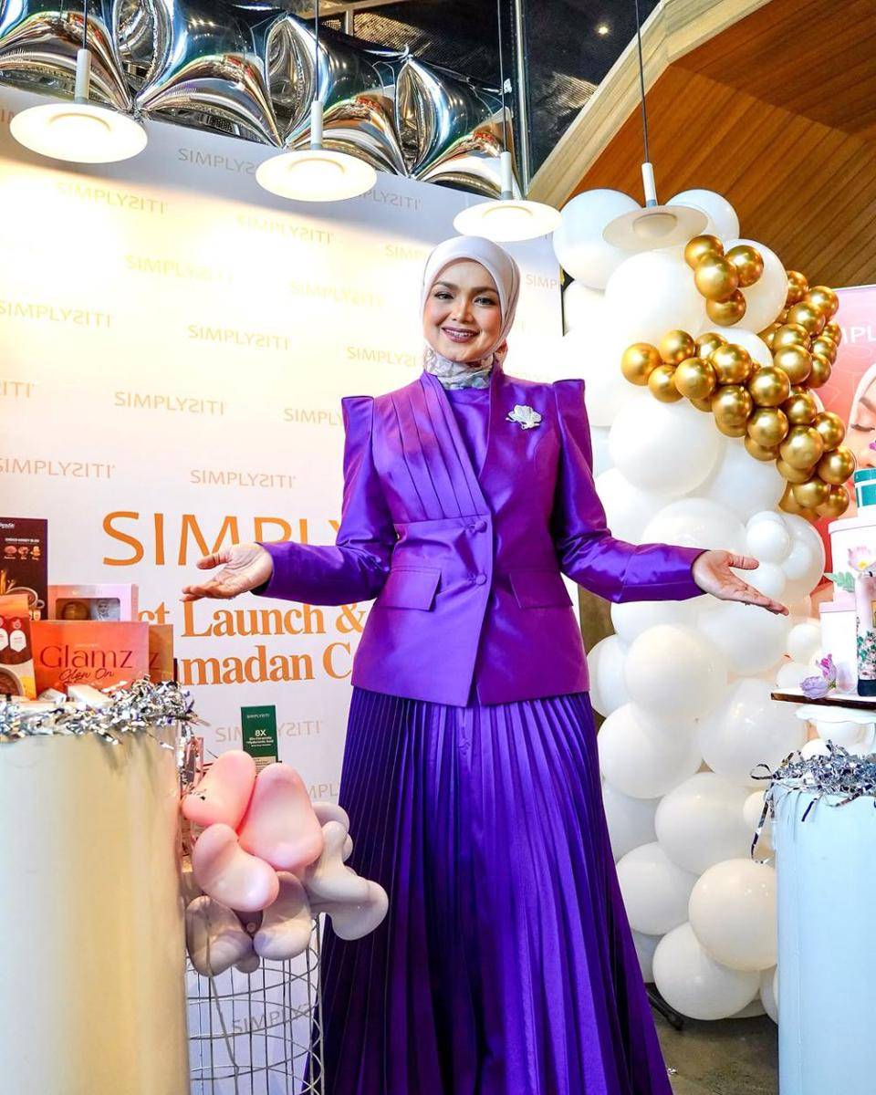 potret ide gaya busana hijab yang glossy ala Siti Nurhaliza (instagram.com/ctdk)