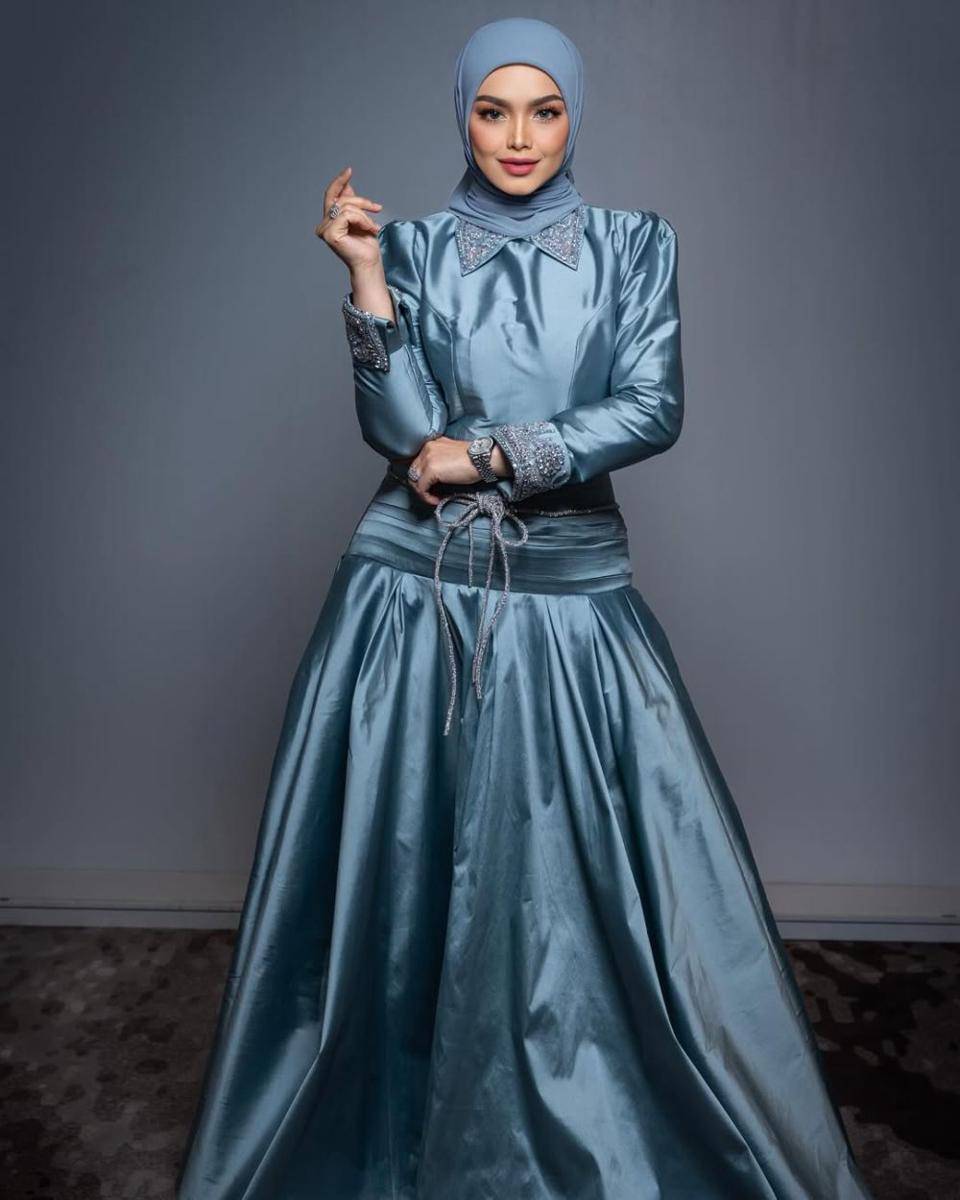 potret ide gaya busana hijab yang glossy ala Siti Nurhaliza (instagram.com/ctdk)