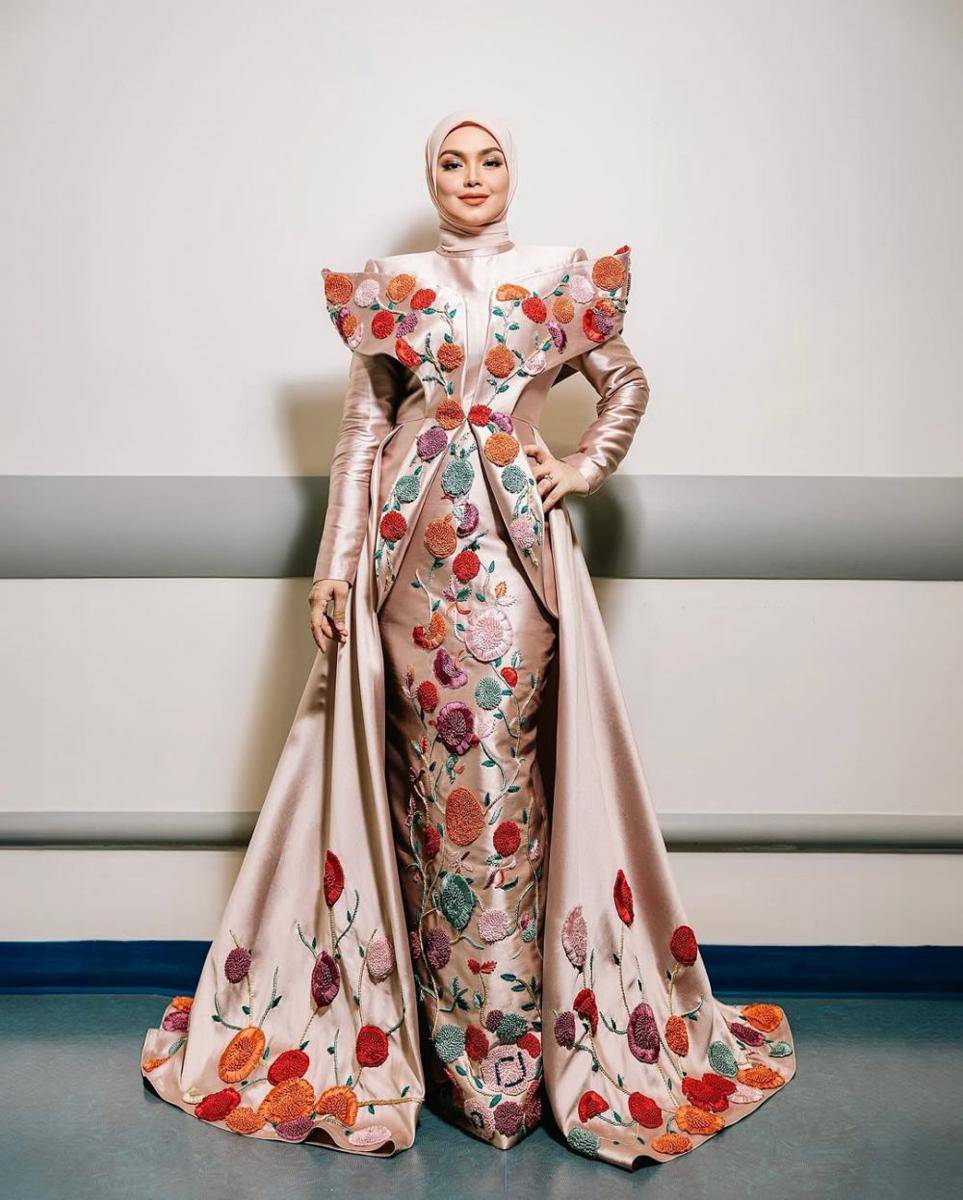 potret ide gaya busana hijab yang glossy ala Siti Nurhaliza (instagram.com/ctdk)
