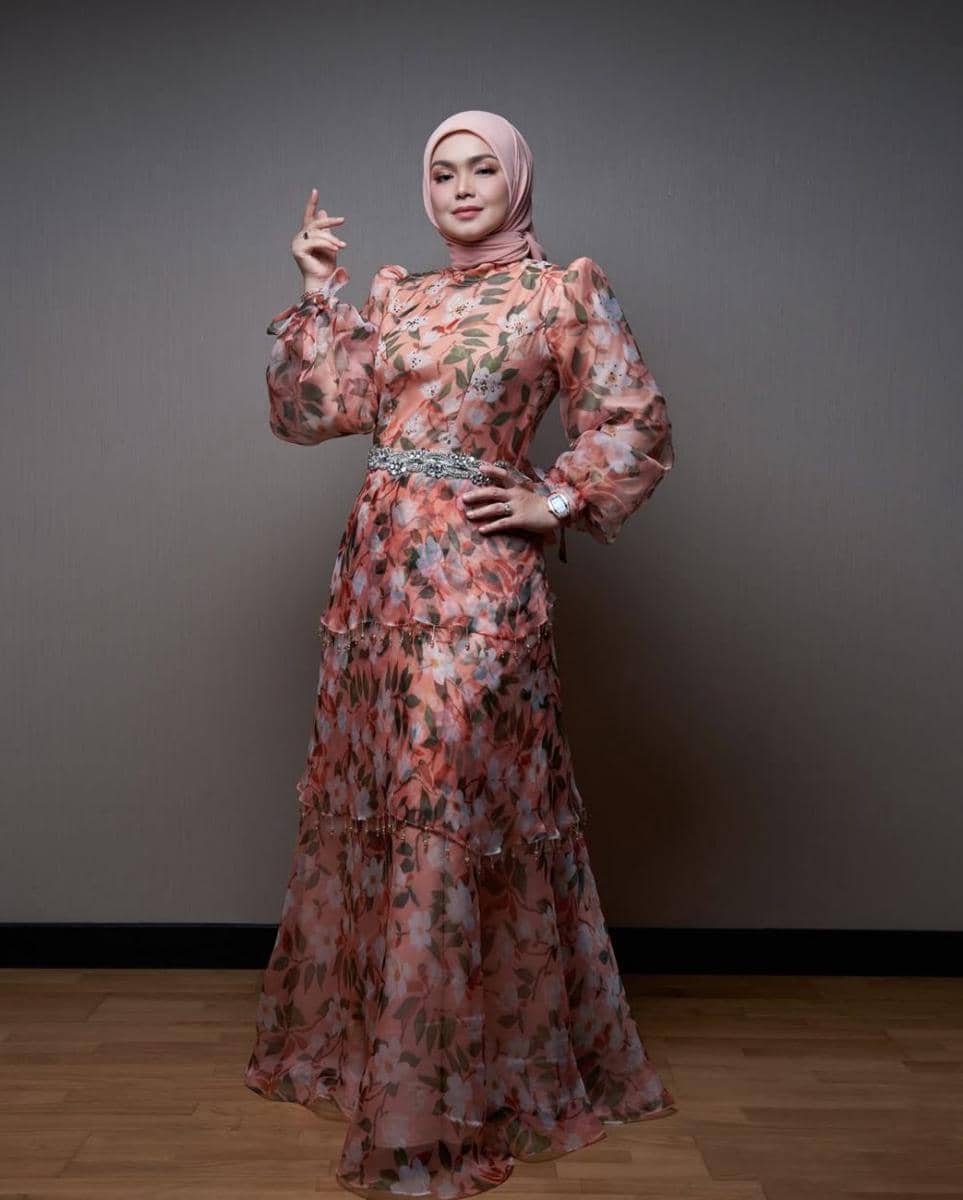 potret ide gaya busana hijab yang klasik ala Siti Nurhaliza