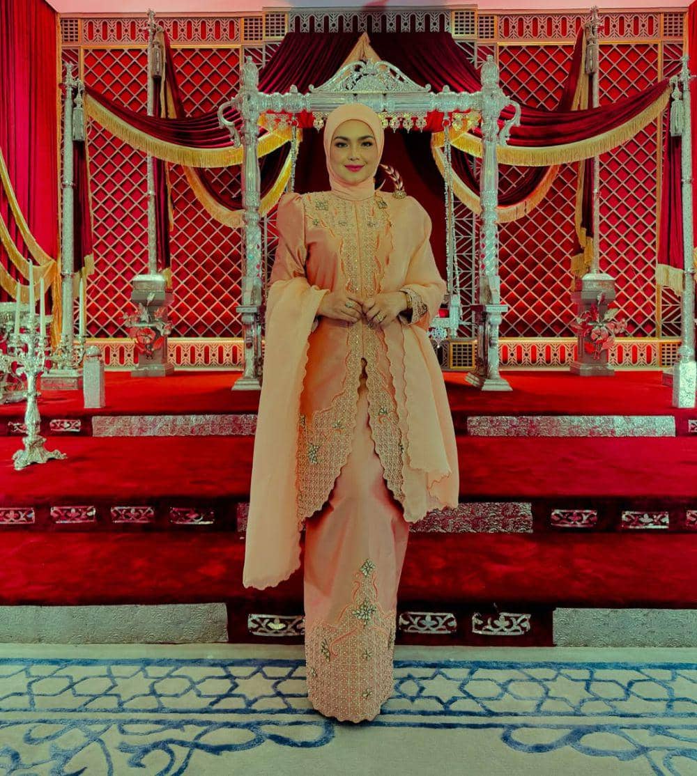 potret ide gaya busana hijab yang klasik ala Siti Nurhaliza