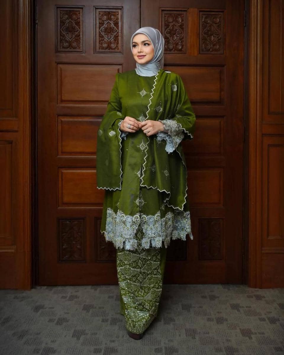 potret ide gaya busana hijab yang klasik ala Siti Nurhaliza