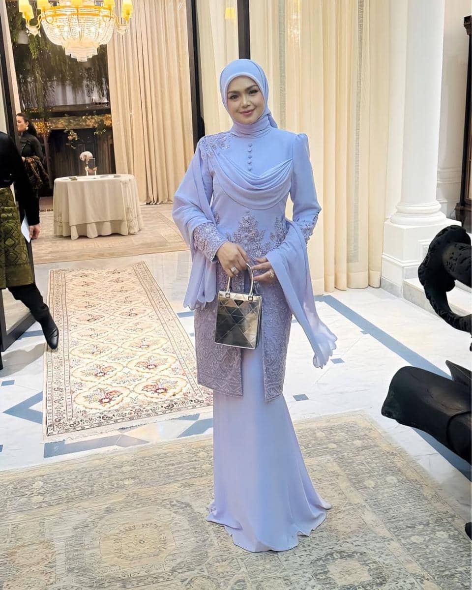 potret ide gaya busana hijab yang klasik ala Siti Nurhaliza