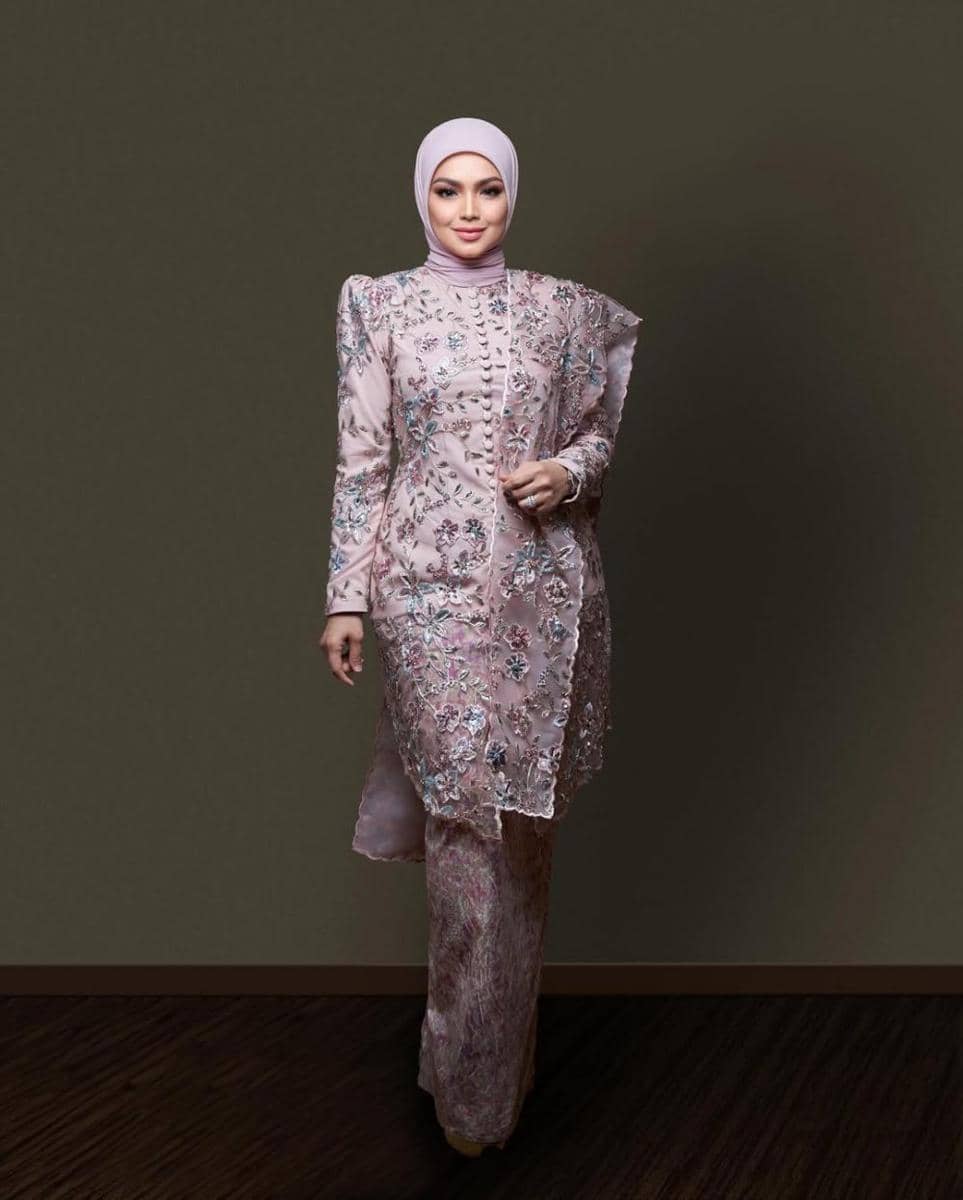 potret ide gaya busana hijab yang glossy ala Siti Nurhaliza