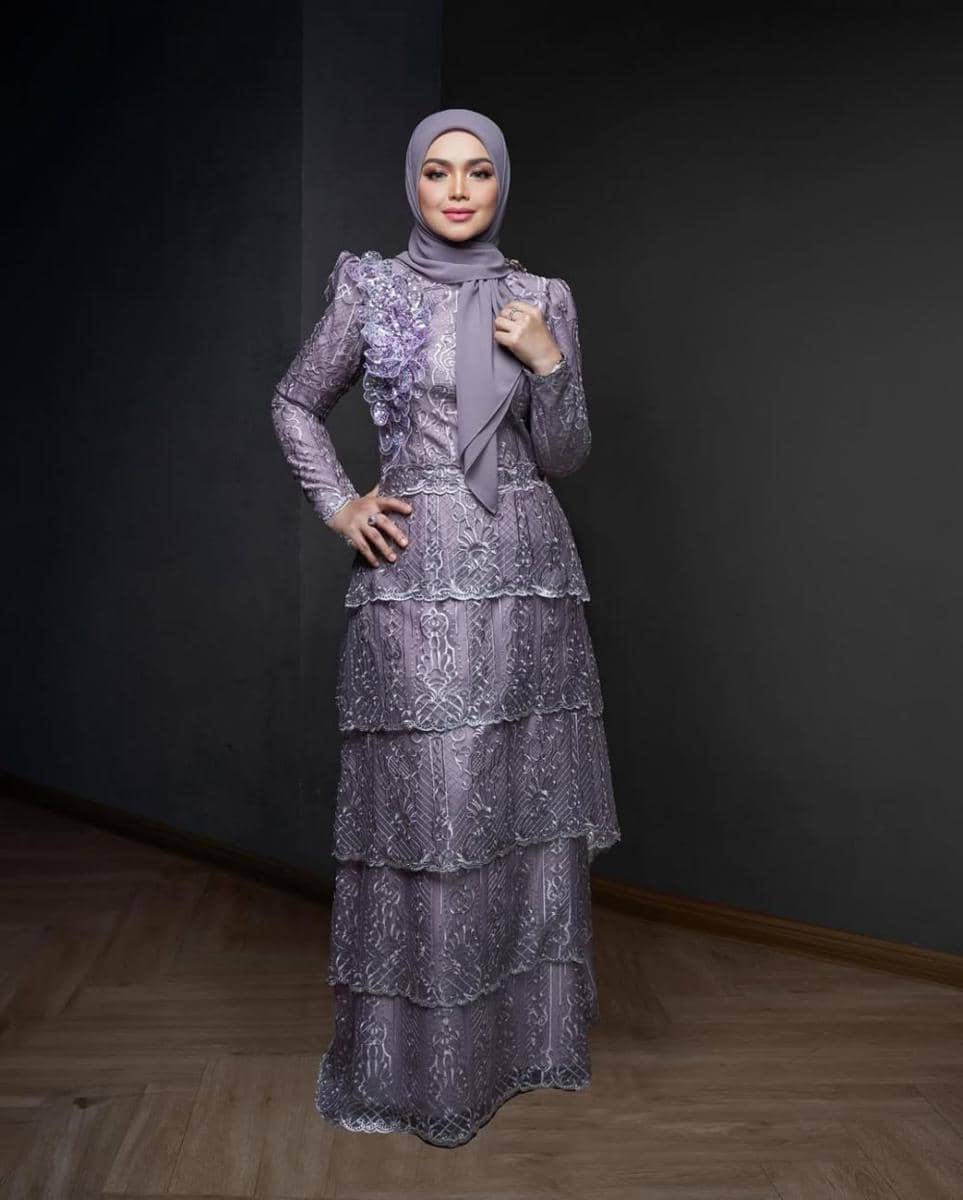 potret ide gaya busana hijab yang glossy ala Siti Nurhaliza