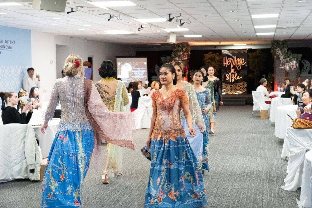 Kebaya Nusantara melenggang anggun di Toronto, Kanada. (dok. KJRI Toronto)