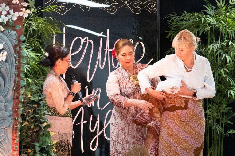 Kebaya Nusantara melenggang anggun di Toronto, Kanada. (dok. KJRI Toronto)