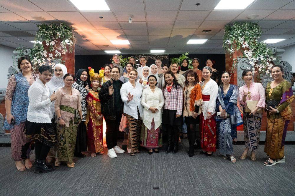 Kebaya Nusantara melenggang anggun di Toronto, Kanada. (dok. KJRI Toronto)