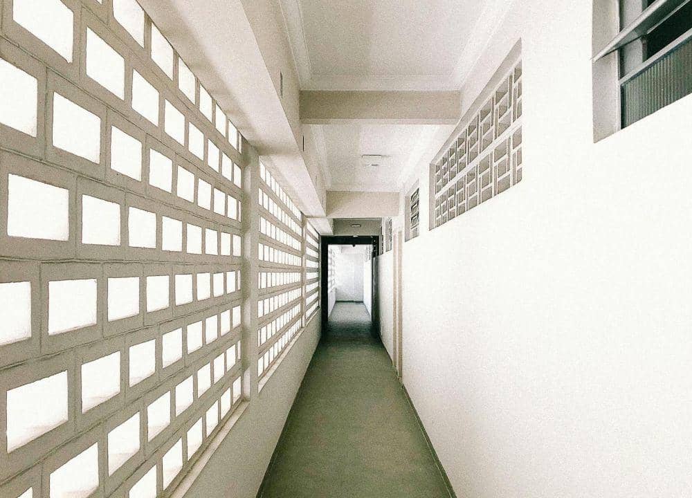 ilustrasi rumah dengan dinding loster (pexels.com/Oranduu ( Danilo Silva ))