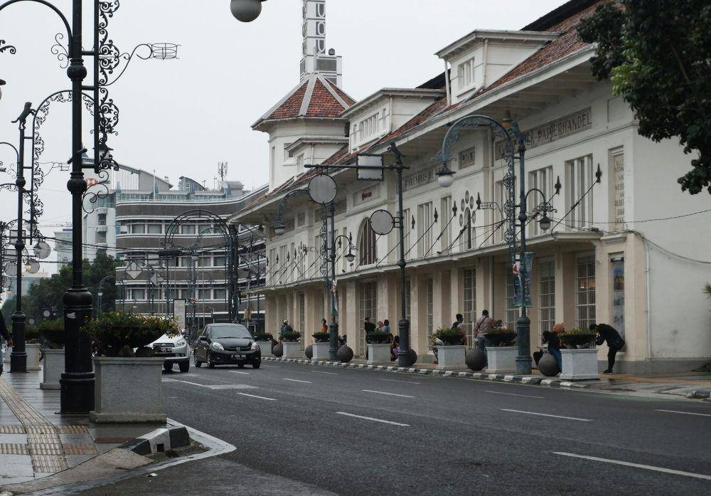 Ilustrasi suasana jalan di Kota Bandung (Unsplash.com/Neermana Studio)