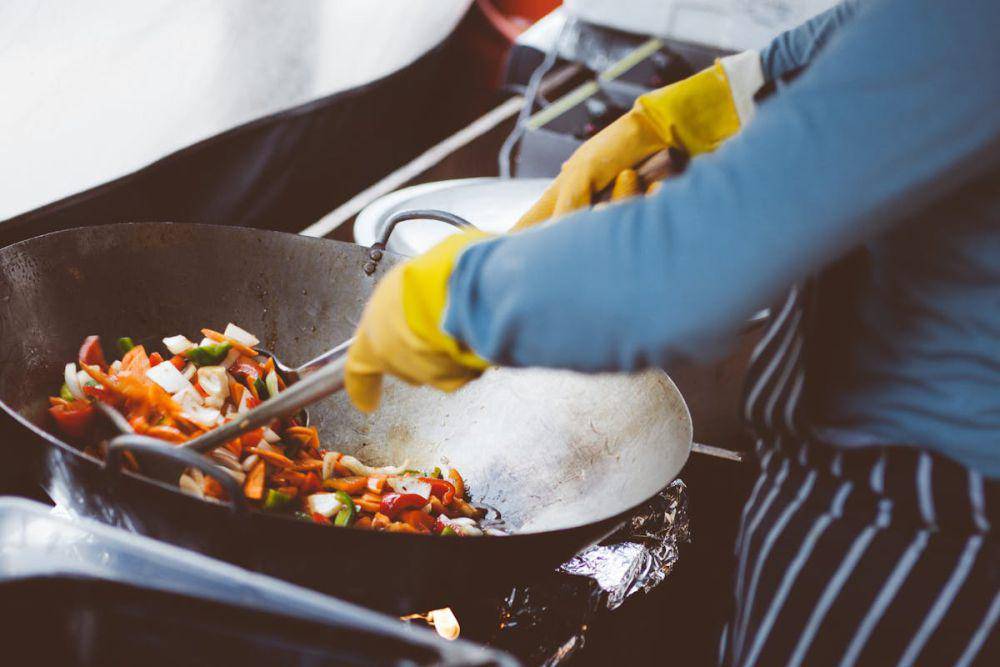 ilustrasi memasak sebelum buka (pexels.com/Clem Onojeghuo)