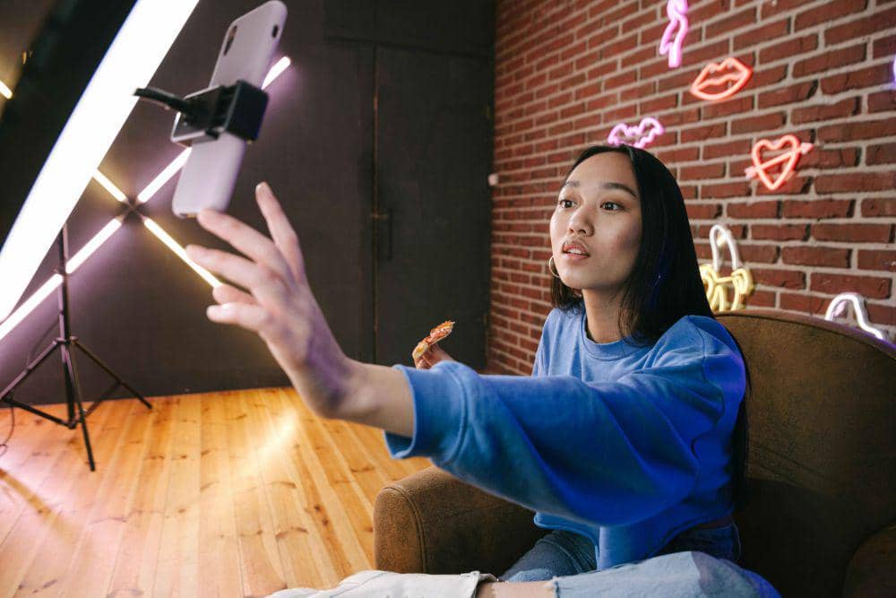 ilustrasi membuat video kreatif (pexels.com/Ivan Samkov)