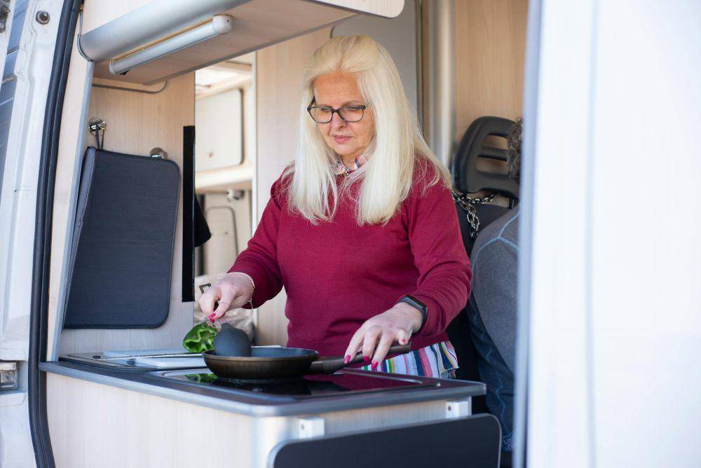 ilustrasi masak di camper van (pexels.com/Kampus Production)