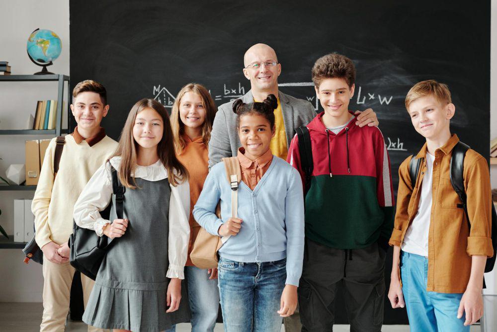 ilustrasi foto guru bersama murid-muridnya (pexels.com/Max Fischer)
