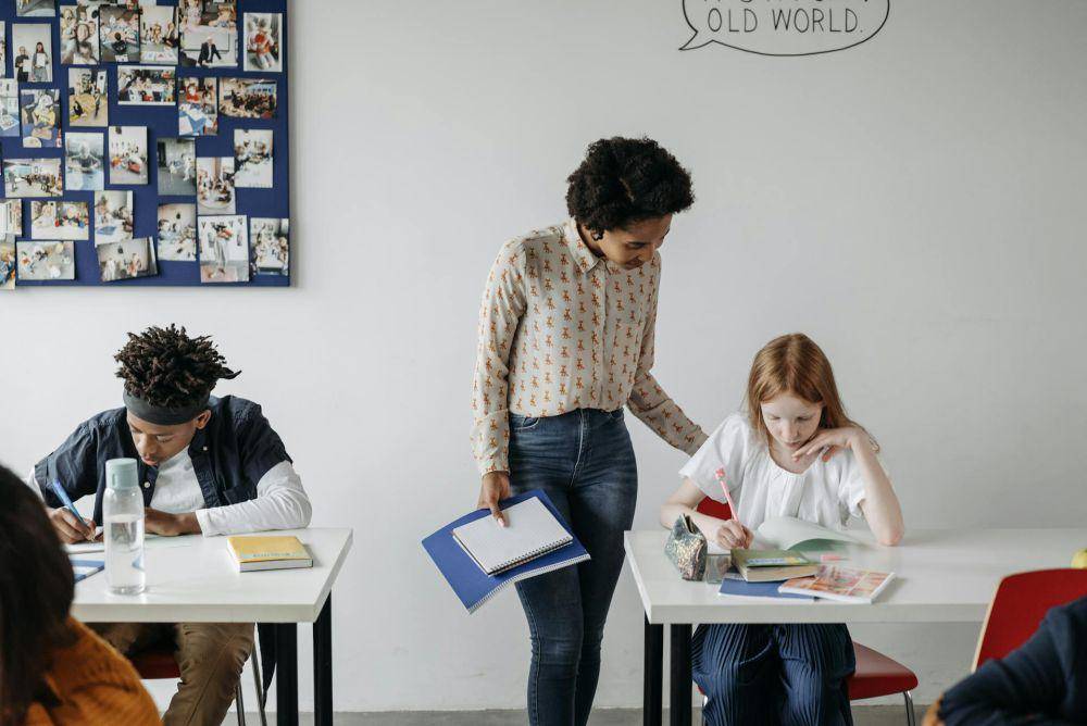 ilustrasi guru membimbing murid (pexels.com/Pavel Danilyuk)