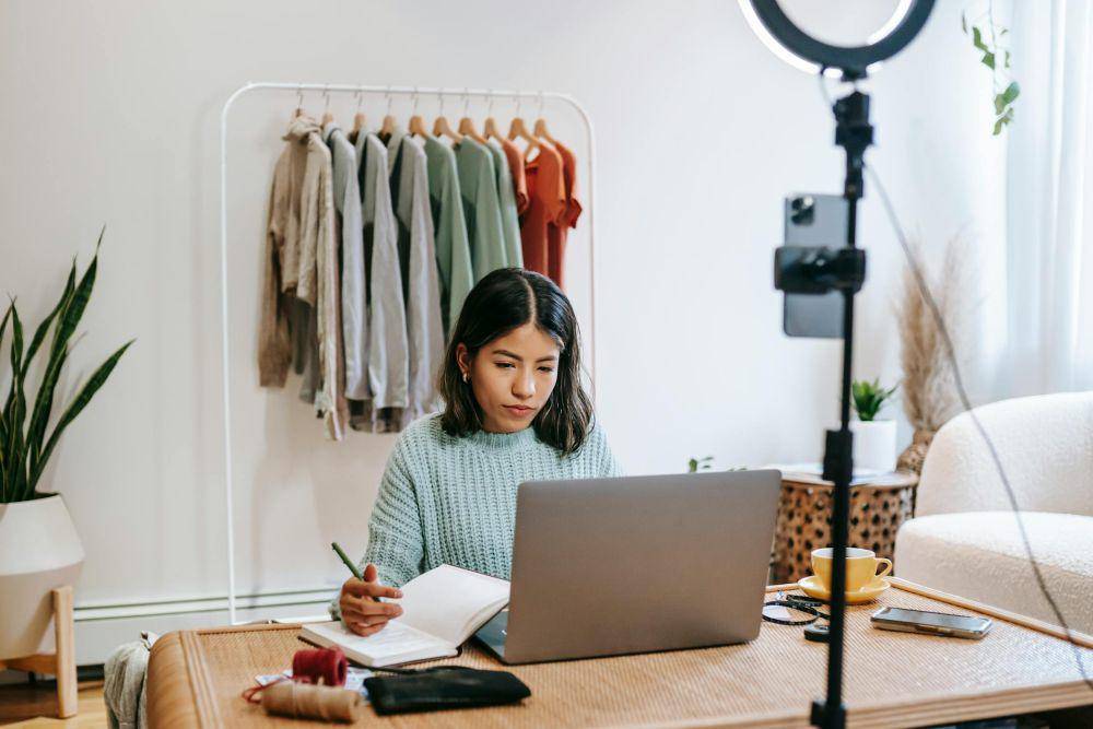Ilustrasi jual online (pexels.com/Liza Summer)