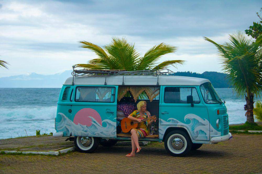 ilustrasi perjalanan dengan camper van (pexels.com/Luiz Oliveira)