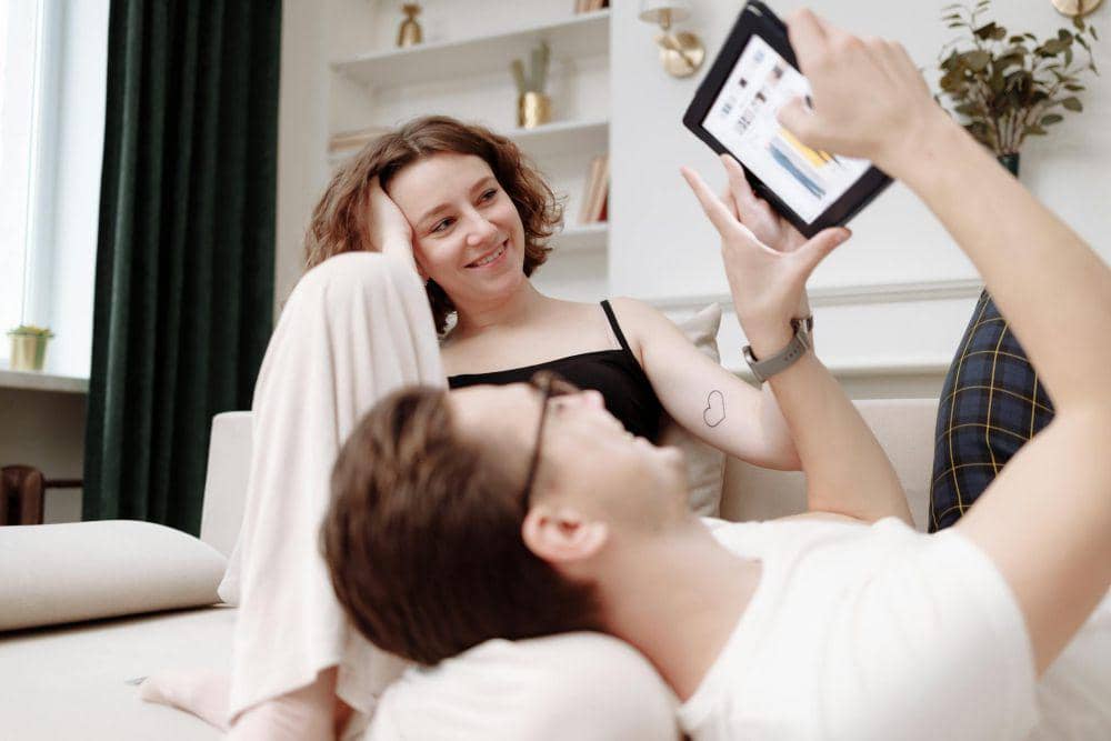 ilustrasi pasangan belanja online 