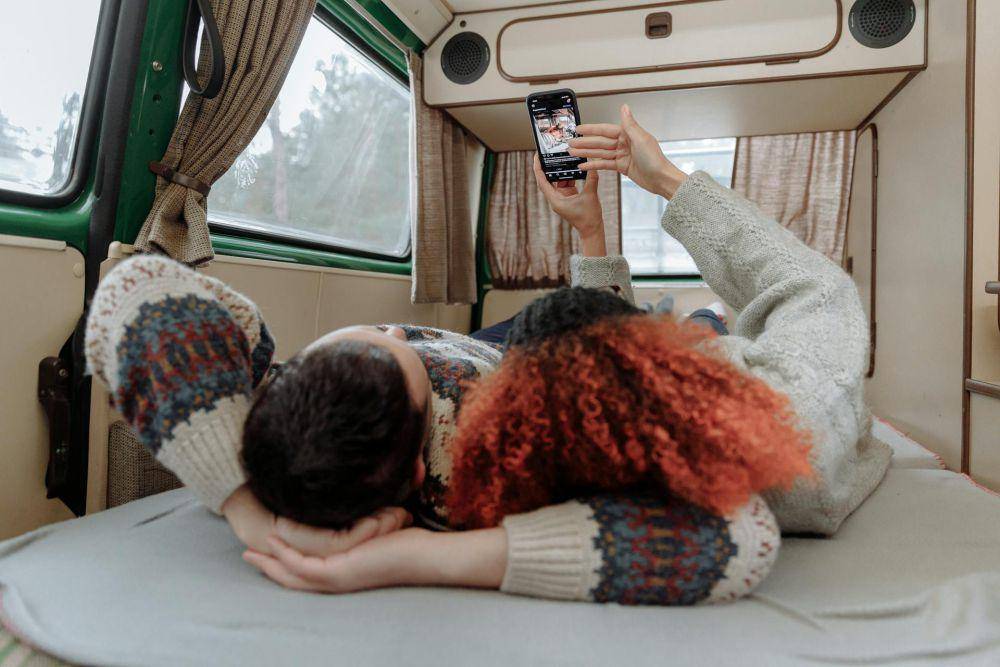 ilustrasi bersantai di dalam camper van (pexels.com)
