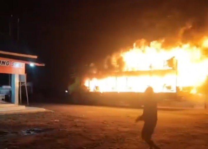 Sopir Truk yang Terbakar Berusaha Jauhkan Api dari Warga
