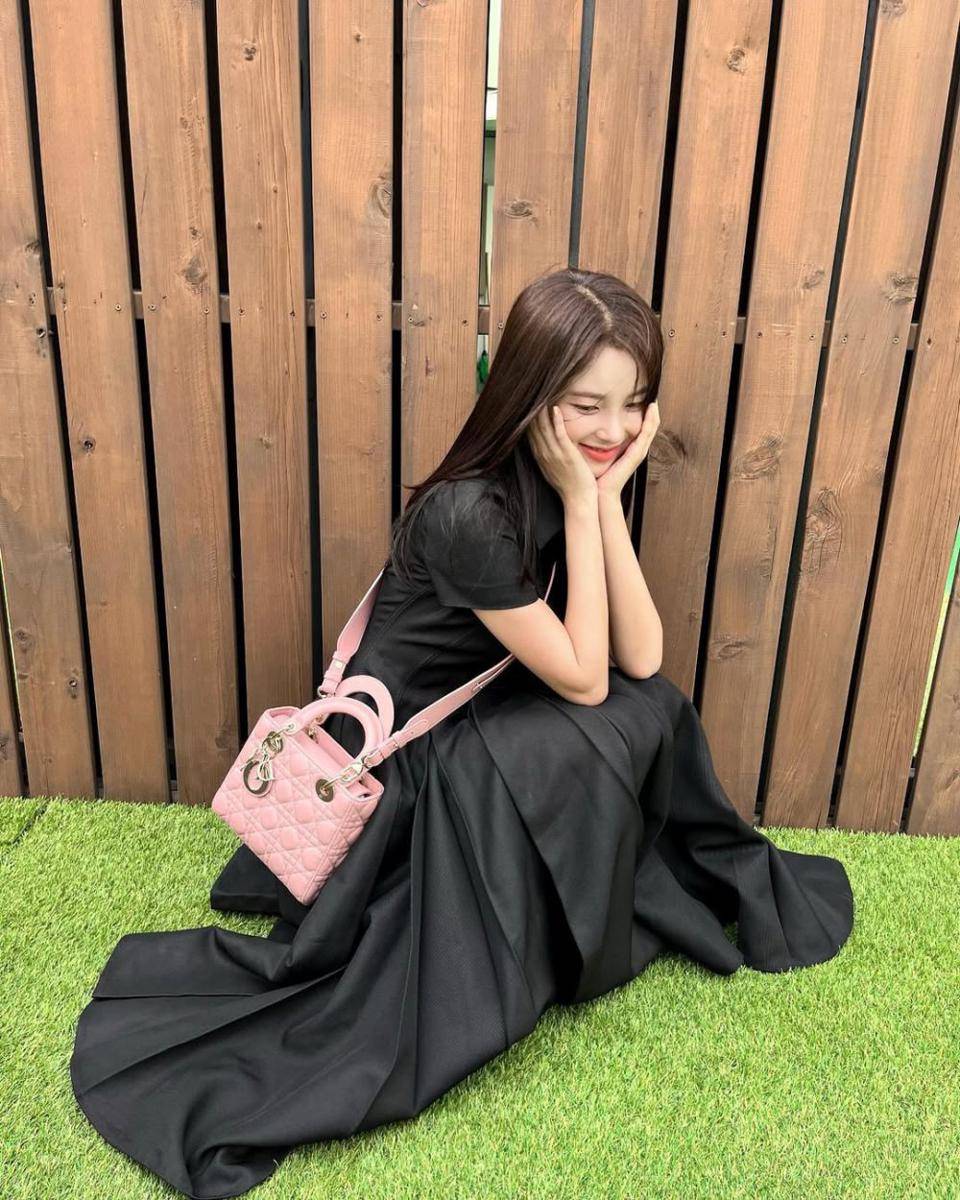 Inspirasi OOTD Cewek Mamba ala Shin Su-hyun (instagram.com/xinsooo)