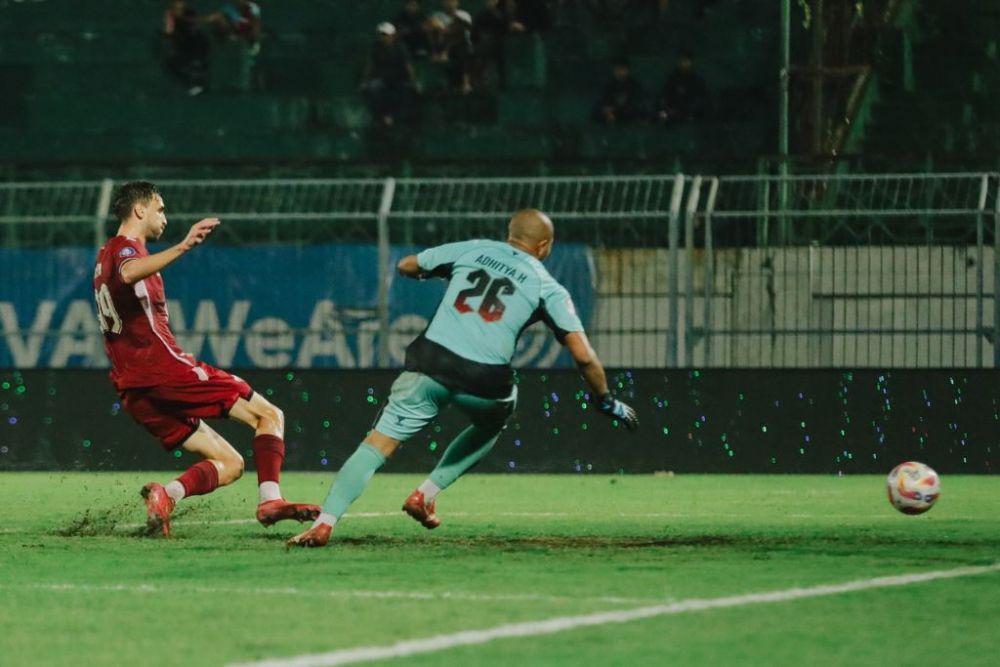 Momen saat striker PSM Makassar yakni Nermin Haljeta (kiri) menjebol gawang Madura United yang dijaga Adhitya Harlan (kanan) dalam laga pekan ke-25 BRI Liga 1 2024/2025 yang berlangsung di Stadion Gelora Bangkalan, 2 Maret 2025. (Dok. Ofisial PSM Makassar/Agung Dewantara)