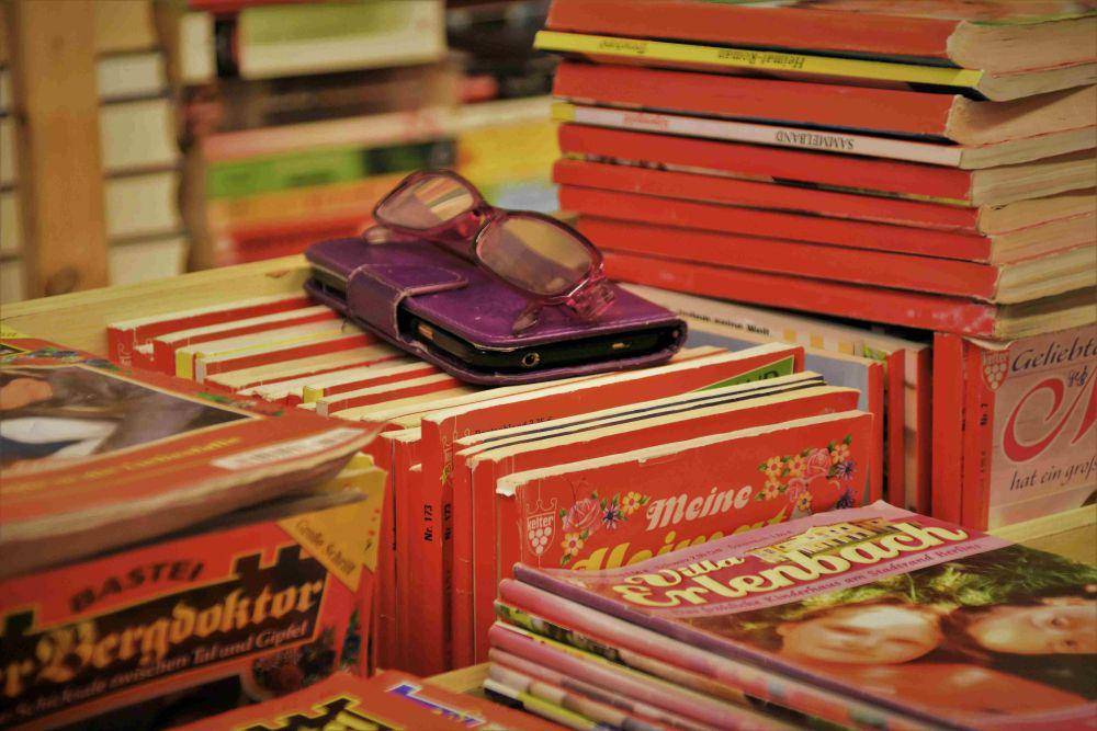 ilustrasi buku preloved (unsplash.com/Waldemar)