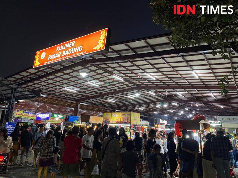 Keramaian di Pasar Badung, dari wisata kuliner hingga membeli sembako. (IDN Times/Yuko Utami)