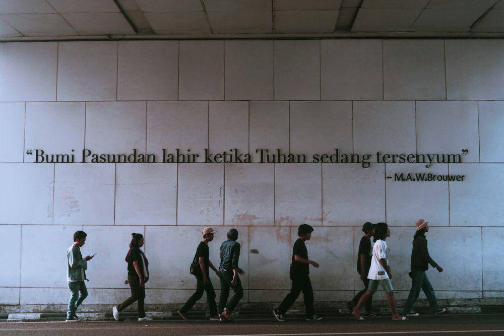 Ilustrasi pejalan kaki di Kota Bandung (Unsplash.com/Zulfikar Arifuzzaki)
