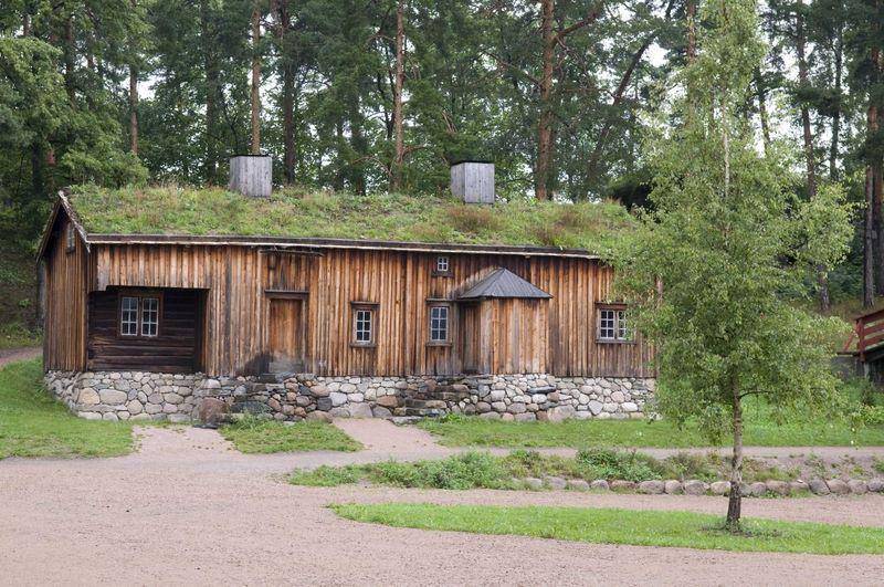 Rumah beratap rumput dari tahun 1850 di Norsk Folkemuseum (norskfolkemuseum.no)