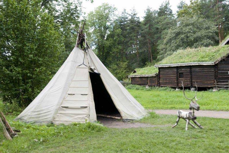 Lavvu: tenda masyarakat Sami (norskfolkemuseum.no/Reinsfelt, Anne-Lise)