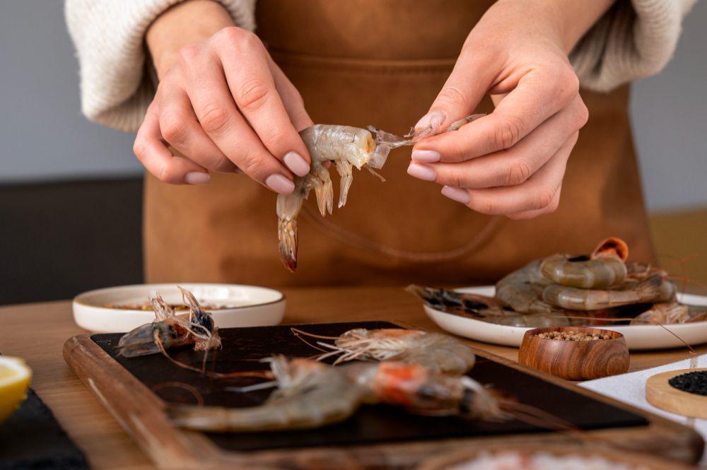 ilustrasi membersihkan udang (freepik.com/freepik)