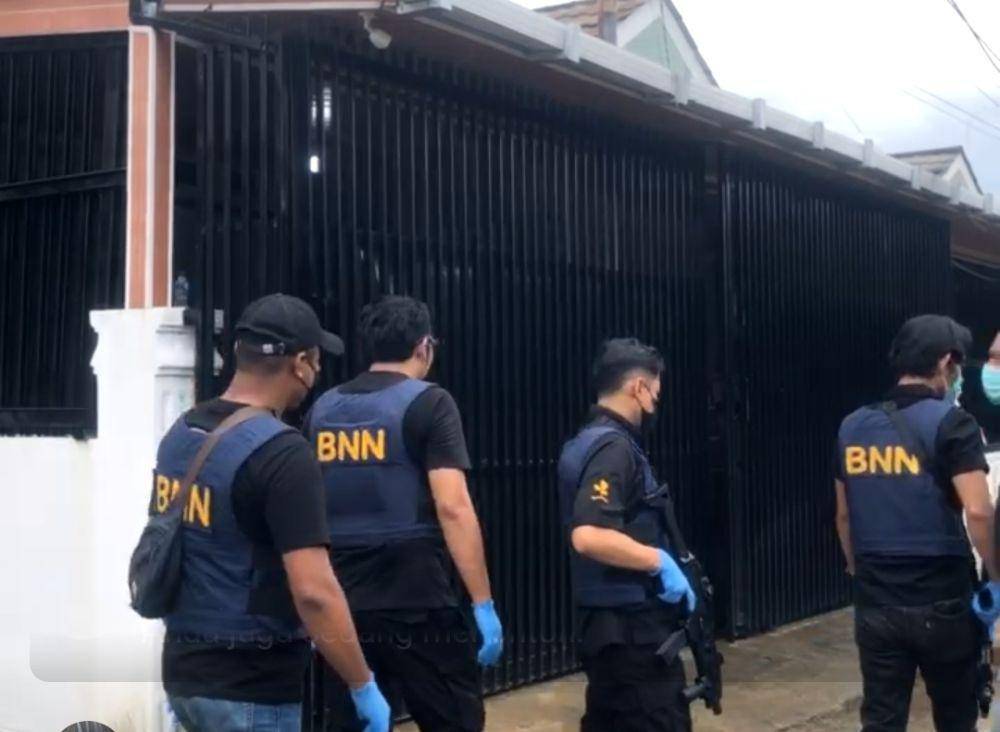 Petugas BNNP Sumsel saat menggeledah rumah bandar narkoba di Sekayu. (Dok. BNNP Sumsel)