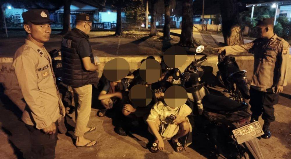 Personel Polsek Tanjung Batu saat patroli hunting cipta kondisi, Minggu (2/3/2025) malam. (Dok. Polsek Tanjung Batu)