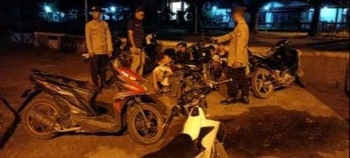 Personel Polsek Tanjung Batu saat patroli hunting cipta kondisi, Minggu (2/3/2025) malam. (Dok. Polsek Tanjung Batu)