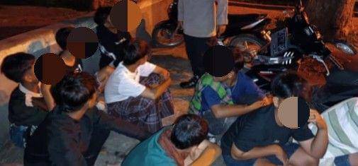 Personel Polsek Tanjung Batu saat patroli hunting cipta kondisi, Minggu (2/3/2025) malam. (Dok. Polsek Tanjung Batu)