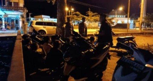 Personel Polsek Tanjung Batu saat patroli hunting cipta kondisi, Minggu (2/3/2025) malam. (Dok. Polsek Tanjung Batu)